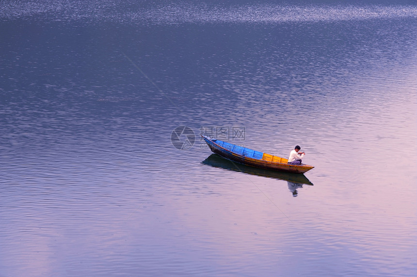 带渔船的湖风光反射假期运动波浪航行反思旅行活动场景闲暇图片