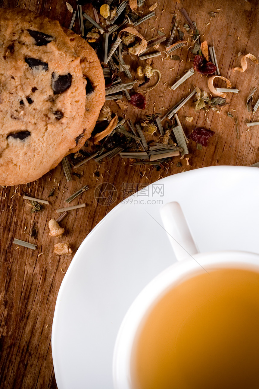 一杯草药茶和一些新鲜饼干盘子小吃饮料桌子美食巧克力餐厅食物飞碟面包图片