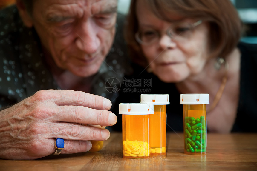 老年夫妇检查用药药物成年人胶囊瓶子丈夫标签处方男人妻子药品医疗图片