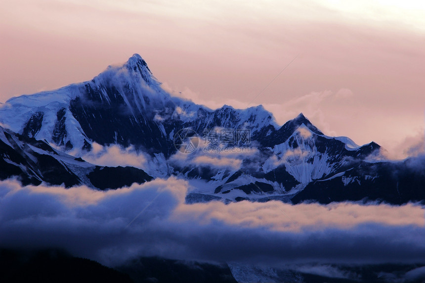 云中的雪山图片