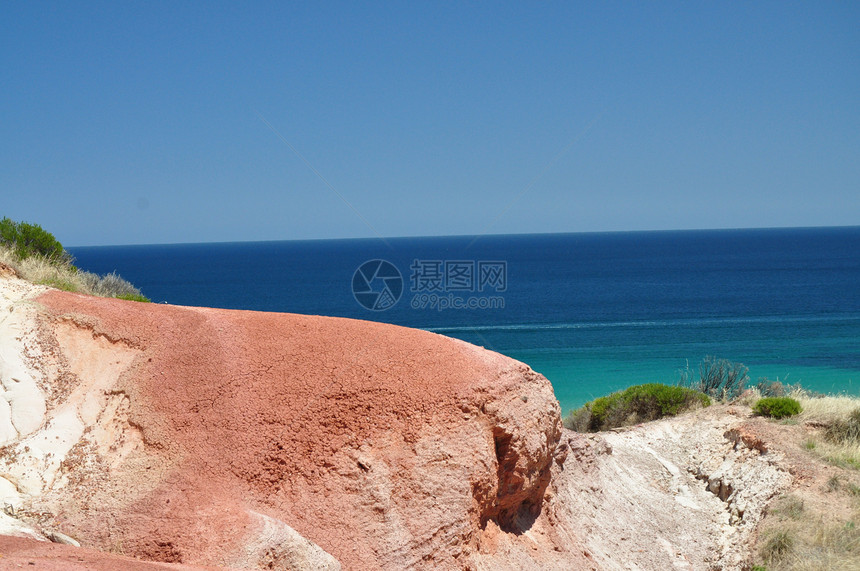 南澳大利亚州保护公园 海滨蓝色和红石植物天堂海岸线海岸蓝色晴天阳光支撑公园海景图片