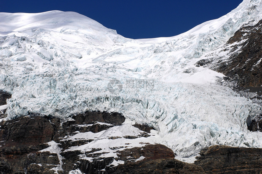 雪山中的冰川岩石阳光高度季节风景旅行顶峰天空季节性白色图片