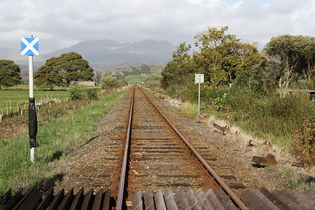 单轨铁路运输曲目山脉枕木火车树木乡村背景图片