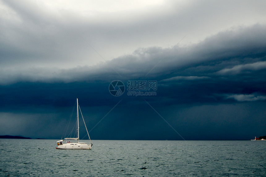 暴风雨前游艇图片