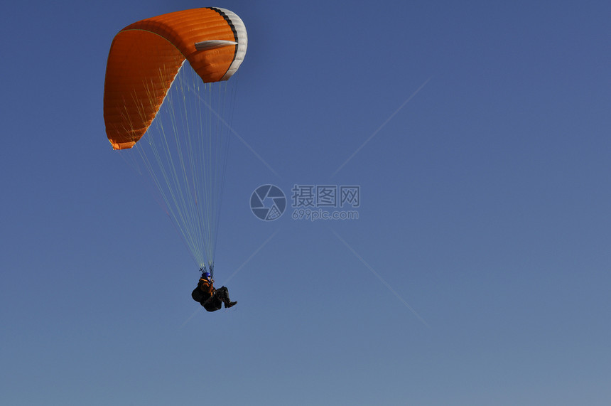 日落时滑翔伞天空航空跳伞活动飞行员航班地球橙子男人肾上腺素图片