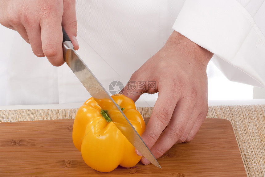 切切蔬菜胡椒餐厅绿色食物男人木板白色黄色盘子服务图片