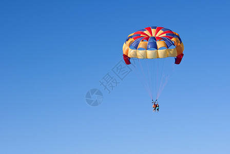 在蓝天下抛锚漂浮空气蓝色享受假期休闲降落伞夫妻活动冒险背景图片