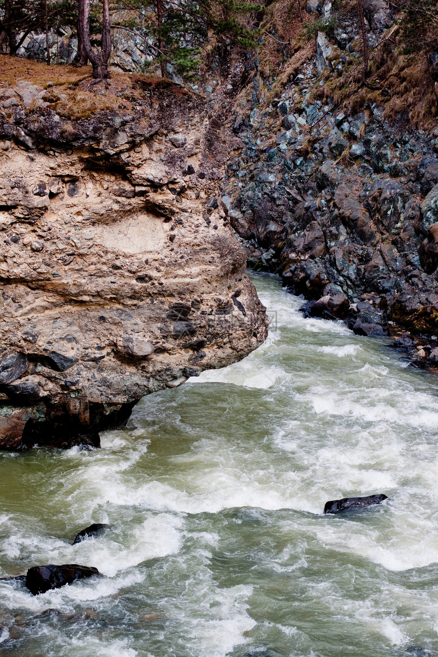 山谷中的河流岩石矿物瀑布绿色石头溪流乡村激流场景灰色图片