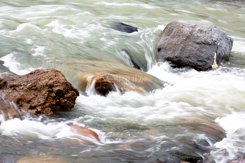 串流岩石棕色矿物溪流流动荒野水平中心灰色瀑布图片
