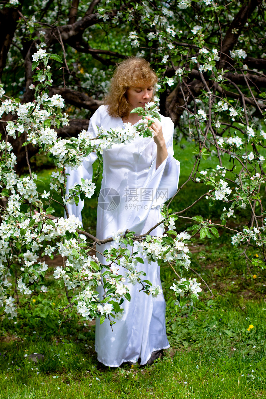 白女人公园阳光婚礼女士绿色衣服裙子女性树叶晴天图片