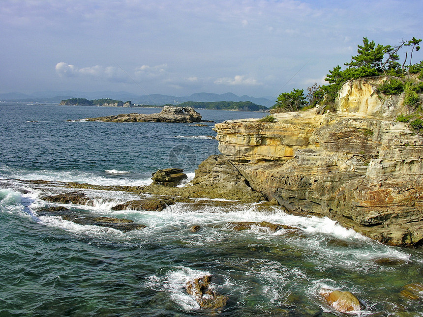 日本海天空岩石晴天卵石海洋海岸石头蓝色海浪飞溅图片
