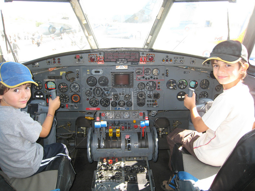 两个男孩在飞机的驾驶舱图片