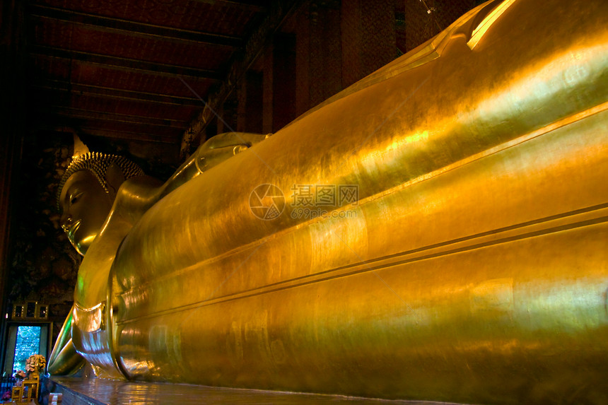 在泰国曼谷的Wat Pho 里靠在布丁草原上金子旅游宗教地方文化金叶子寺庙雕像目的地国际图片