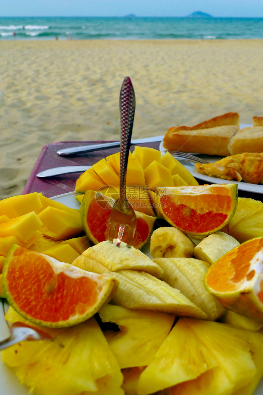 在海滩边吃饭假期旅行幸福食物水果野餐橙子香蕉闲暇图片