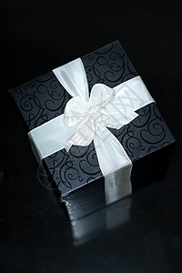 特别礼品黑色展示银丝礼物场合背景图片