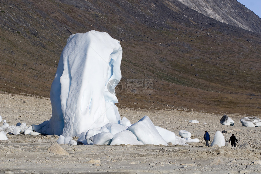 冰山前的旅游者图片