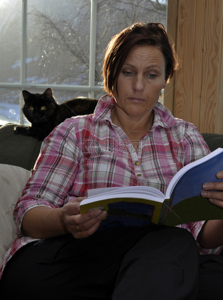 妇女阅读一本书文化女士女性枕头文章享受学习青年长椅杂志图片