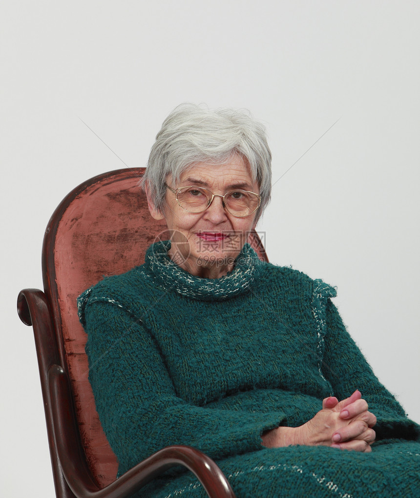 一个老妇人的肖像奶奶老年白发母亲眼镜女性化灰色绿色摇椅养老金图片