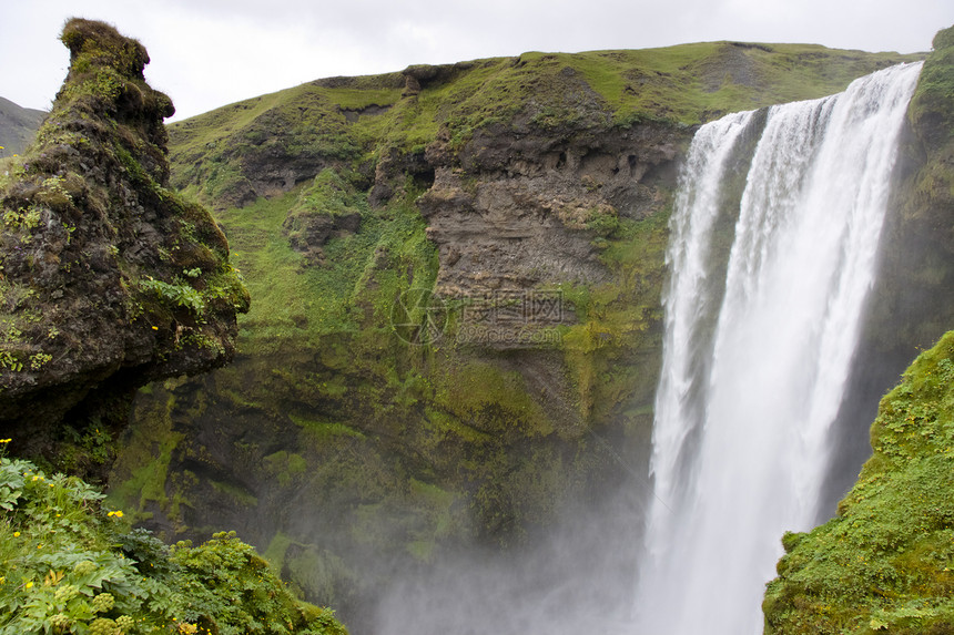 瀑布冰岛草地旅游晴天岩石瀑布风景观光活力孩子溪流图片