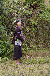女性族裔种族戏服国家女孩民间多样性风俗传统绒球珠宝背景图片