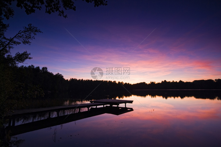 湖边的夜晚阳光紫色地平线天桥海岸线美丽日落行人寂寞沉思反射图片