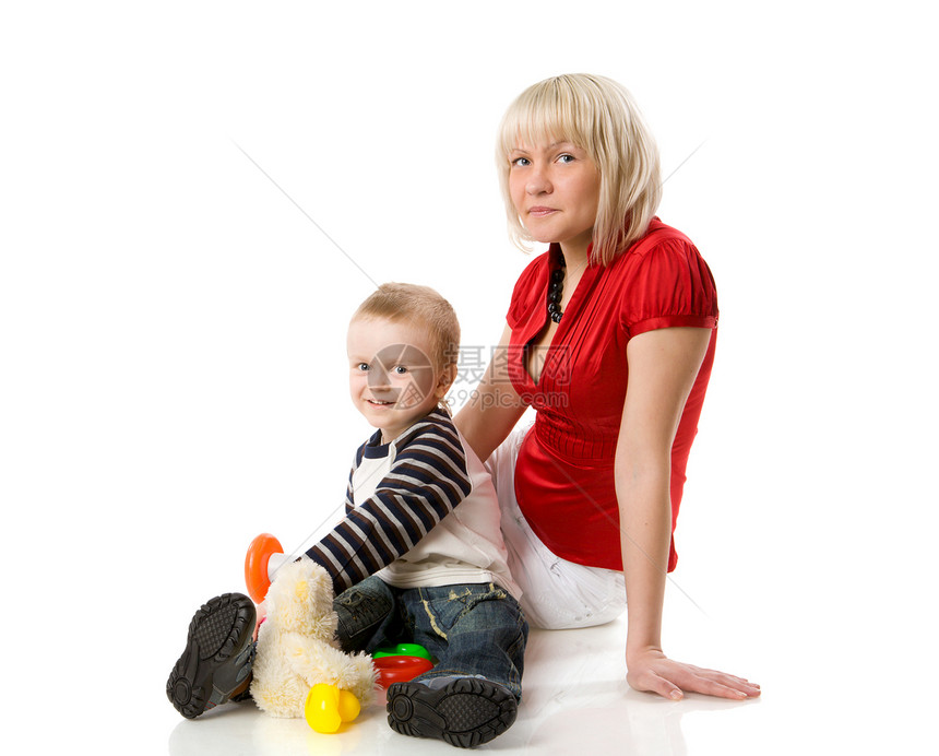 母亲和儿子快乐享受白色金发工作室玩具亲热家庭压痛微笑图片