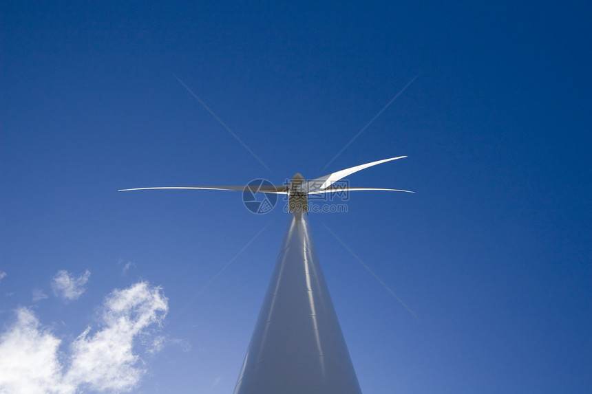 蓝天上的风车活力螺旋桨蓝色涡轮白色生产翅膀发电机全球技术图片