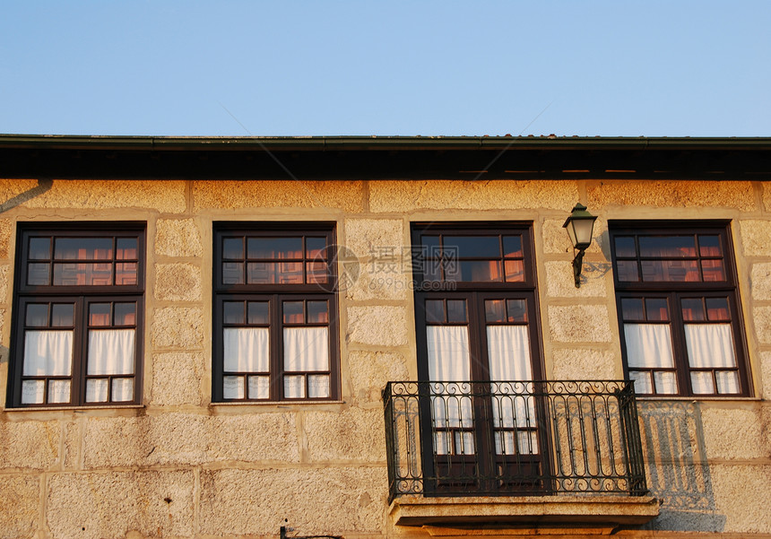 葡萄牙波尔图典型房屋的台面和阳台图片
