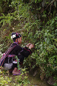 女性族裔国家绒球女士风俗民间裙子衣服女孩刺绣多样性背景图片