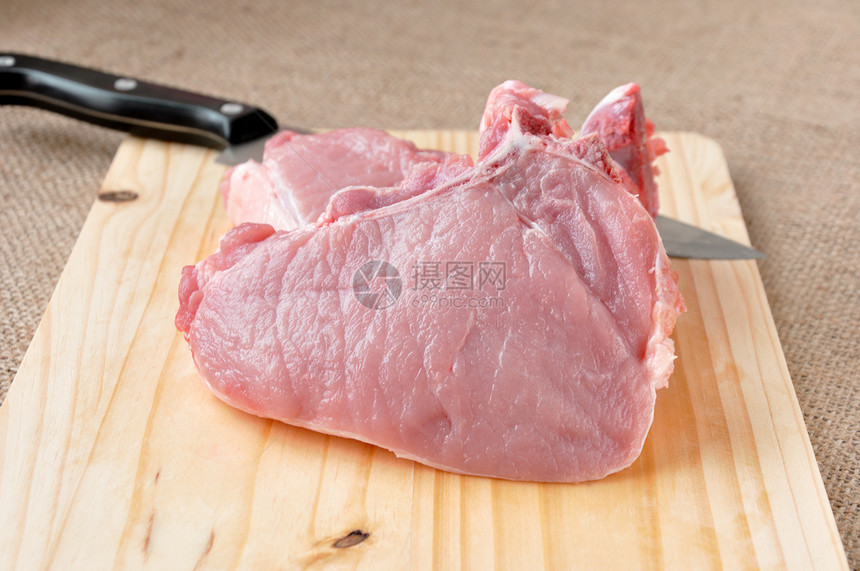 Кусок мяса на кости на деревянной图片
