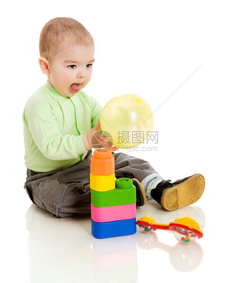 男孩在玩游戏衣服快乐金发学习儿子头发玩具乐趣幸福好奇心图片