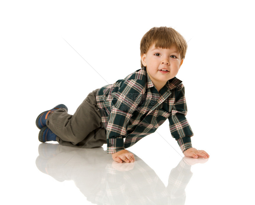 2岁男孩活动白色微笑绿色闲暇追求愿望思维孩子专注图片