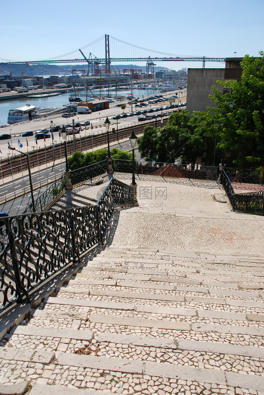 4月25日葡萄牙里斯本桥的城市景色楼梯运输花园旅行古董灯柱金属路面邮政蓝色图片