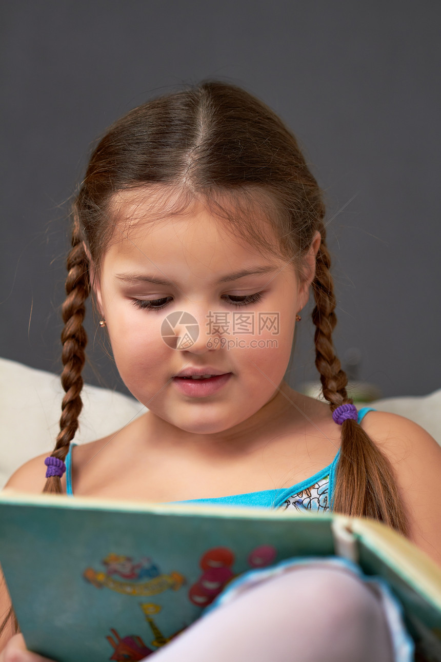 一个小女孩读了这本书微笑文学婴儿童年专注幸福快乐智力学生学习图片