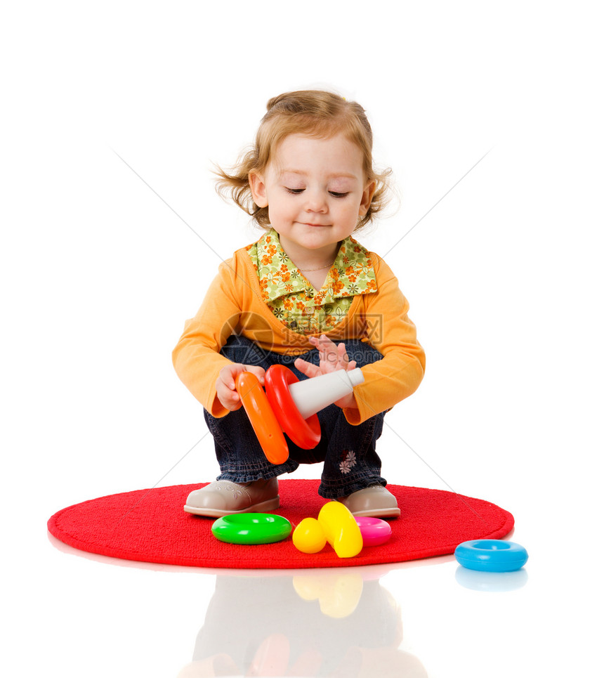 女孩玩游戏孩子喜悦衣服婴儿金发乐趣学习玩具好奇心头发图片