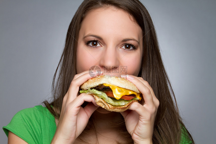 女孩吃汉堡包喜悦眼神女士黑发女性包子青年营养饮食快乐图片
