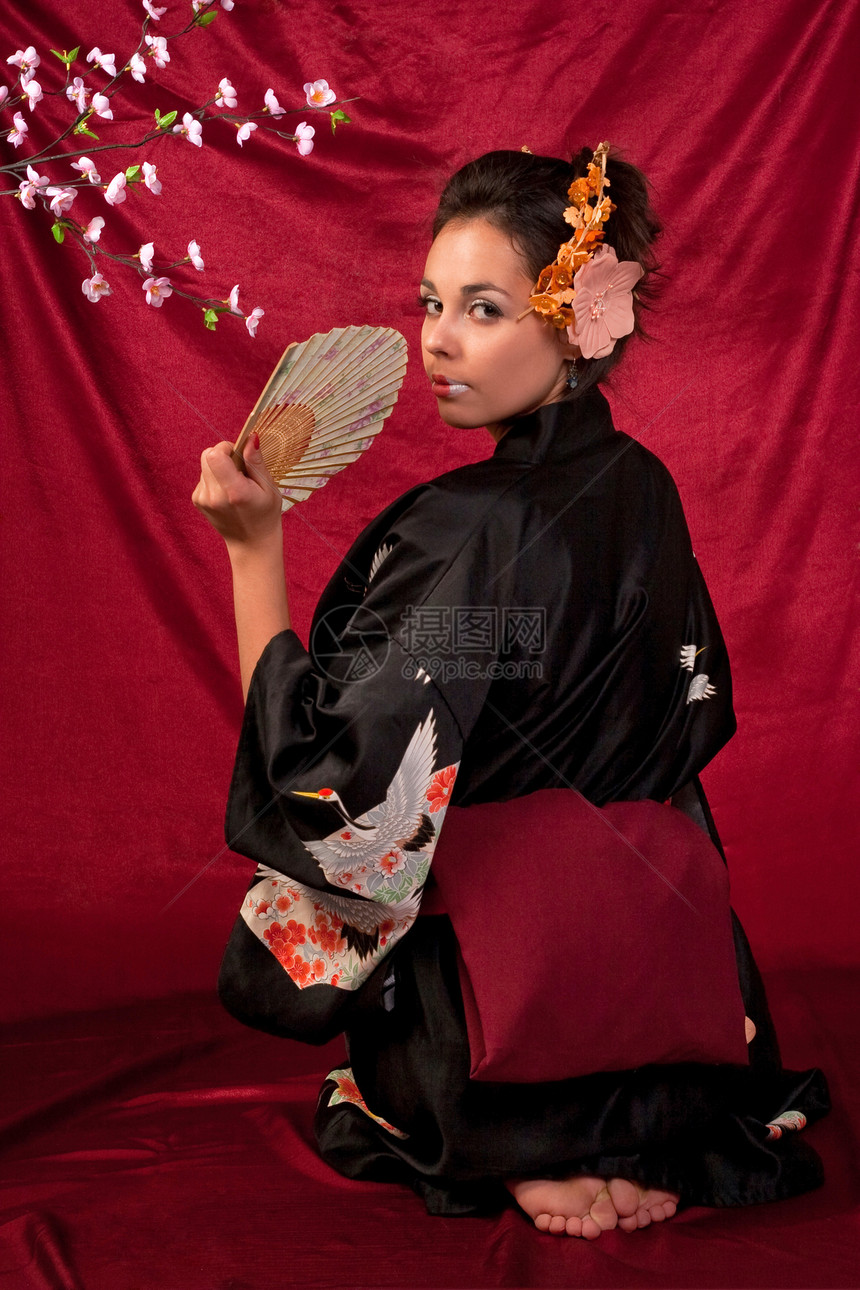 穿传统服装的日本女孩艺妓和服国家女性戏服化妆品女士樱花裙子头发图片