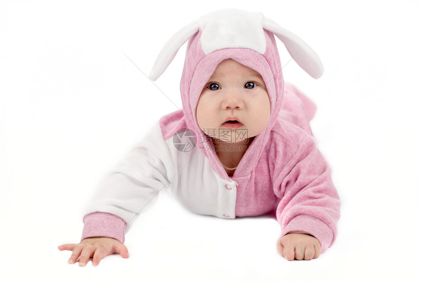 婴儿小兔子乐趣童年快乐孩子地面女儿幸福兔子青年眼睛图片