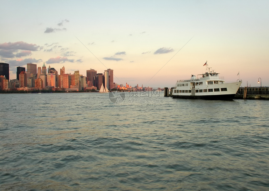 白船对接乘客景观游客天际雕像地标帝国市中心自由图片