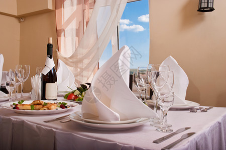 优质服务表玻璃桌子餐具餐巾陶器食物服务窗户餐厅盘子背景图片
