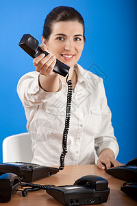 商业女商务人士办公室操作员秘书接待员服务呼叫职场蓝色桌子讲话背景图片