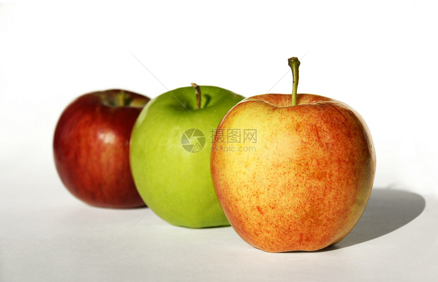 三个多彩苹果图片