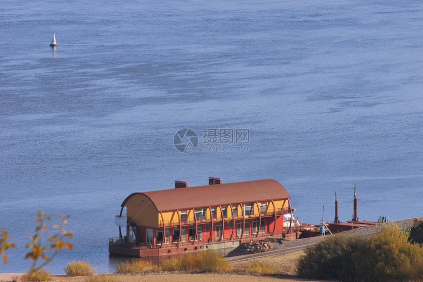 河上浮游船站图片