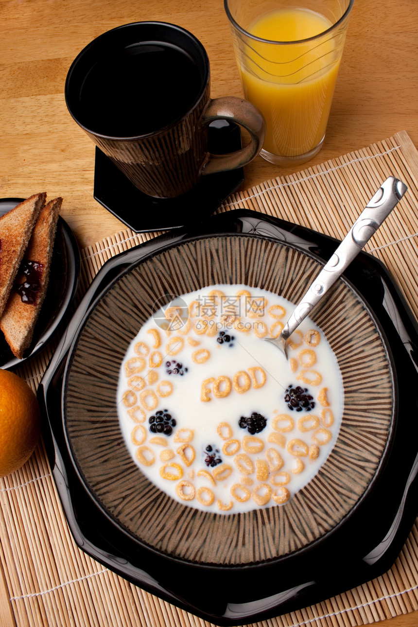 谷物早餐早餐宏观牛奶橙子粮食浆果果汁字母饮食黑色勺子图片