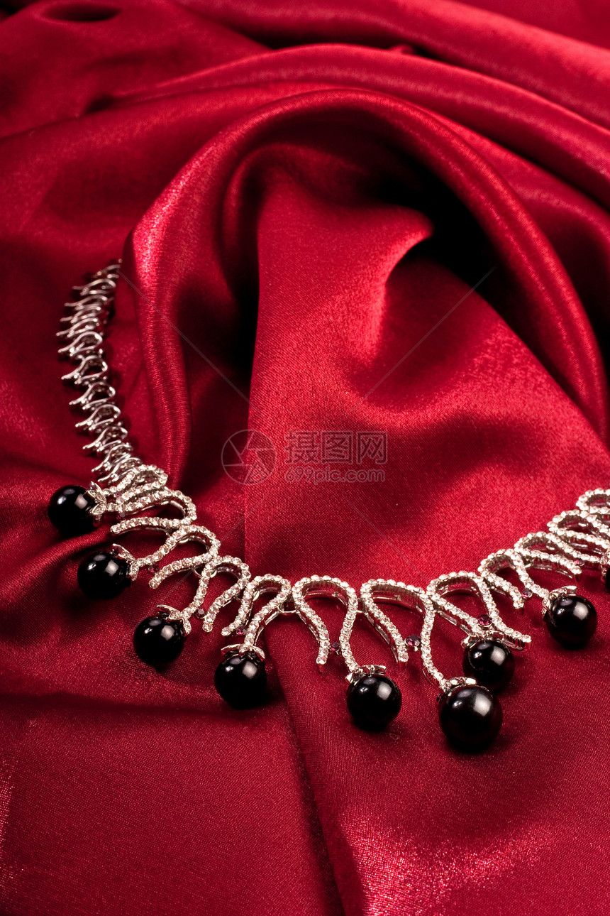 红纺织品上的黑珍珠图片