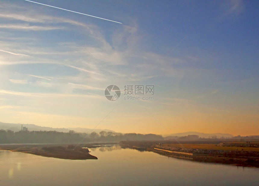 江河木头石头岩石旅行天空反射场景日落流动季节图片