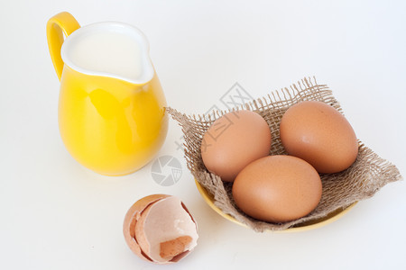 牛奶和鸡蛋采购商午餐厨房白色解雇食物环境棕色食品黄色背景