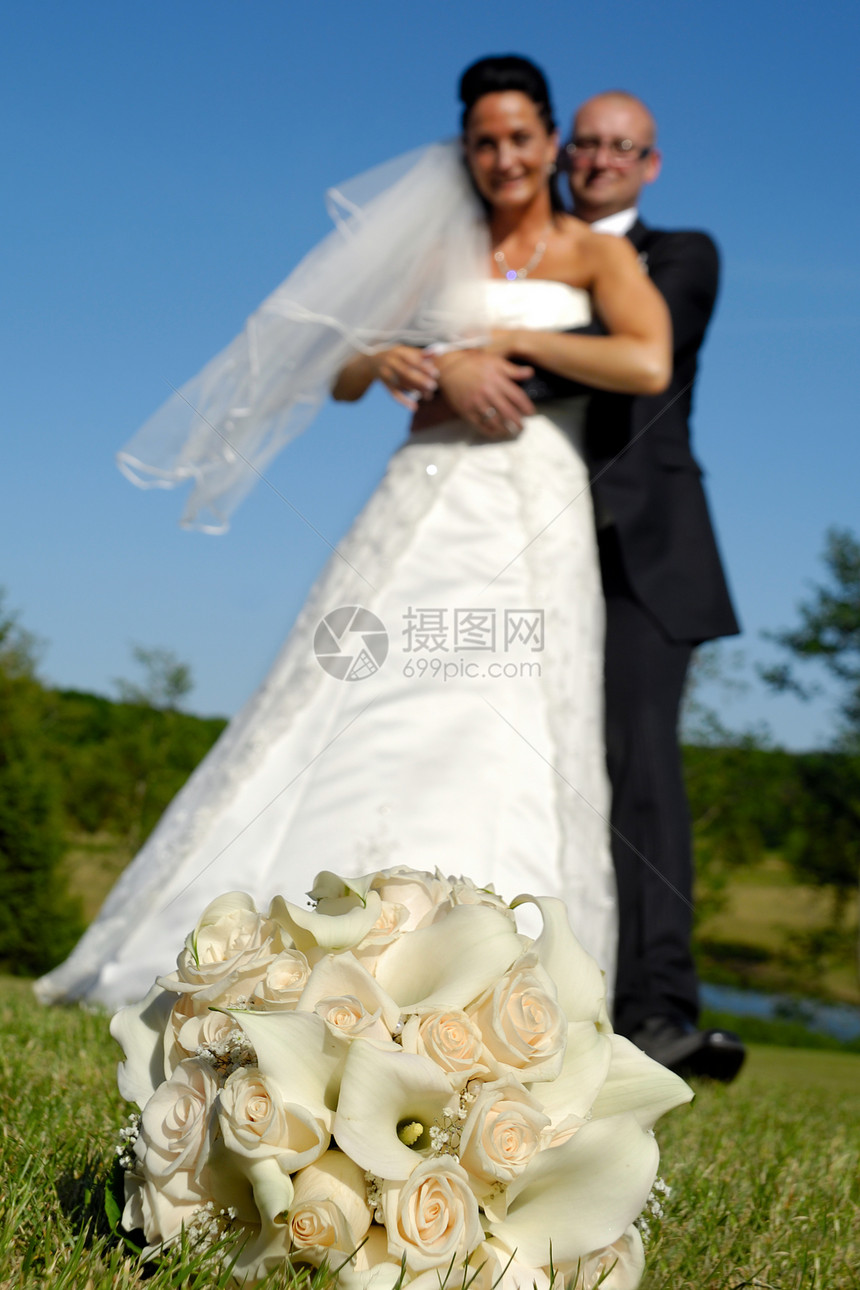 结婚花束和情侣领带男人面纱花朵白色男性丈夫夫妻妻子公园图片