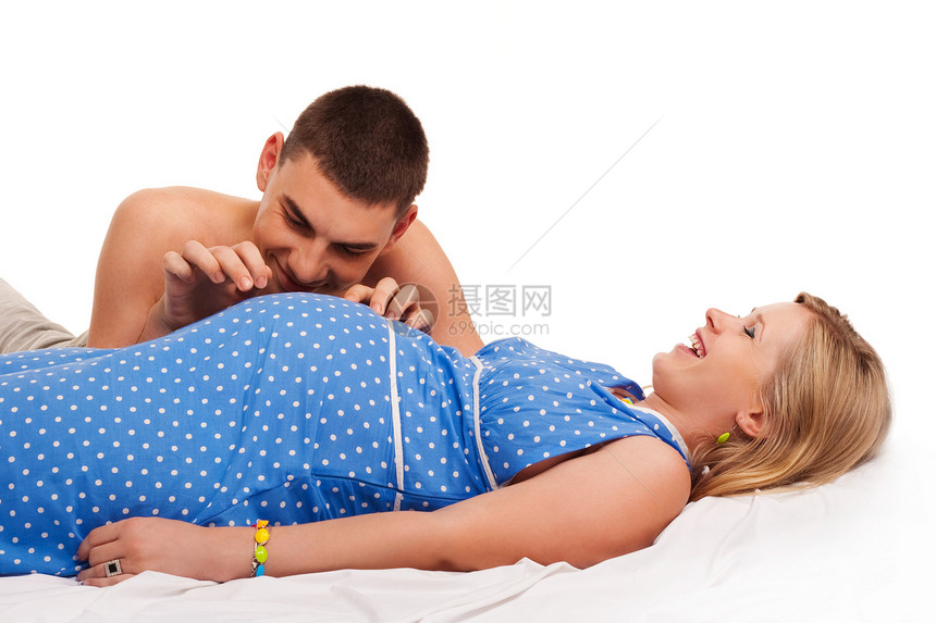 幸福的夫妻孕妇和她的丈夫男人工作室蓝色母性拥抱裙子母亲女性怀孕女孩图片
