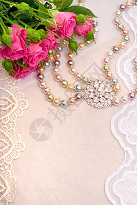 玫瑰和奢侈品花朵刺绣粉色装饰品宝石胸针金属珠宝钻石花丝背景图片